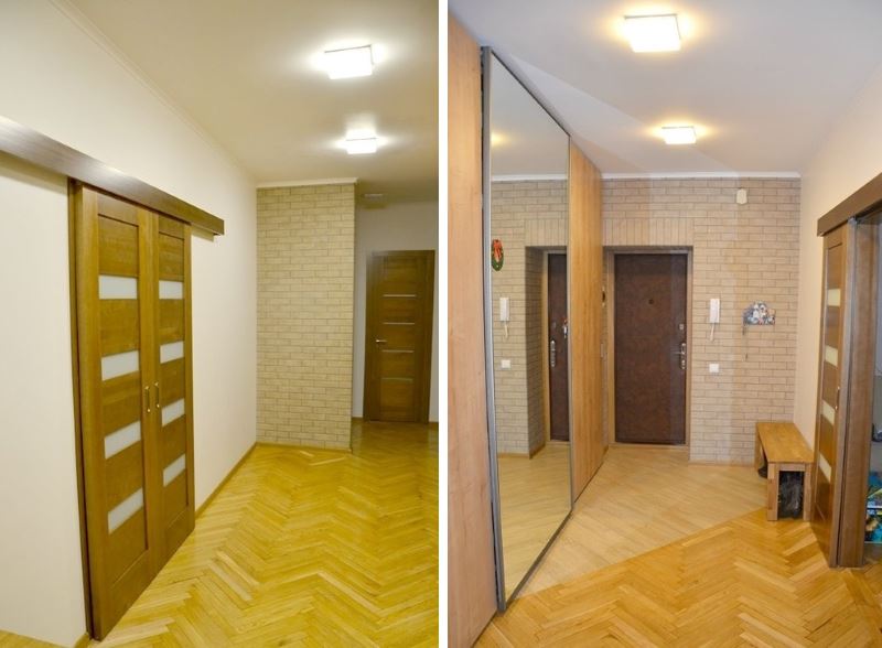 Sàn gỗ sồi trong nội thất của sảnh vào của một căn hộ thành phố