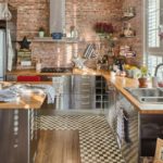 Køkkenskabe med facader i rustfrit stål