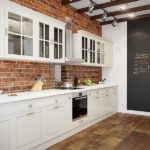 Dapur putih ditetapkan pada dinding batu bata