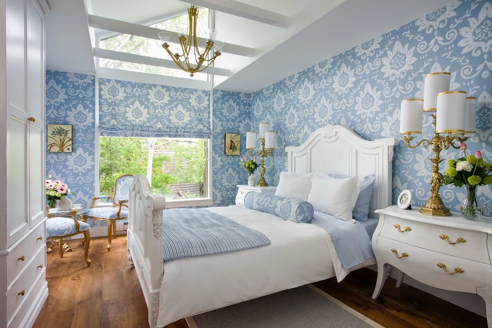 blue wallpaper in the bedroom