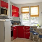 Bucătărie cu fațade roșu lucios
