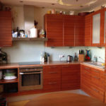 Natūralios medienos spalva virtuvės erdvės dizaine