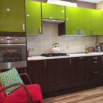 สีเขียวอ่อนในการออกแบบของห้องครัว