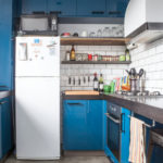 Cuptor cu microunde pe un frigider cu două camere în bucătăria unei clădiri cu mai multe etaje
