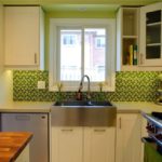 Sort og grøn mosaik på et køkken forklæde