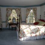 Farverig tekstil i design af soveværelset i et landsted