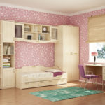 Rožiniai tapetai stilingame mergaitės kambaryje