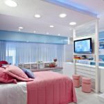 Rožinės ir mėlynos spalvos derinys miegamajame