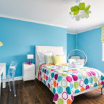 Design av ett sovrum med blåa väggar