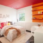 Sarkani griesti guļamistabā ar baltām sienām