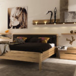Széles ágy modern stílusú hálószobában