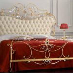 guļamistabas dizains ar kaltas dzelzs gultu