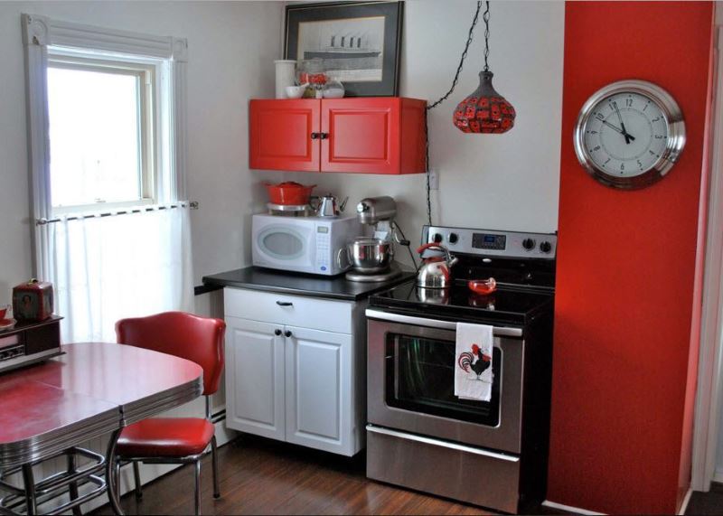 Crvena boja u unutrašnjosti kuhinje 3 na 3 metra