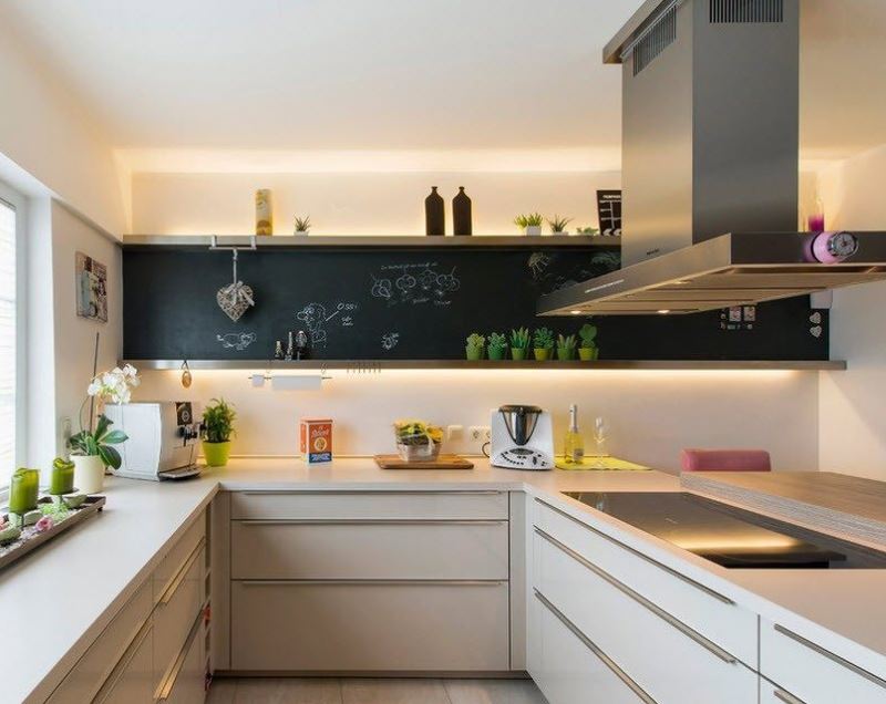 Iluminação LED dos armários superiores no design da cozinha