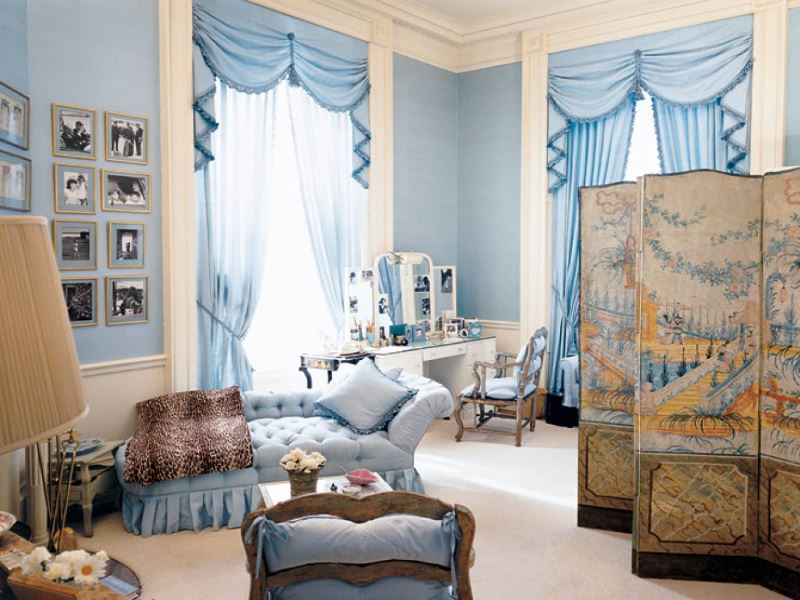 Šiuolaikiškos merginos kambarys mėlynais tonais