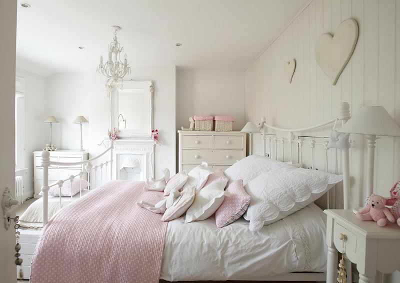 Sjabby elegant hvitt soverom interiør