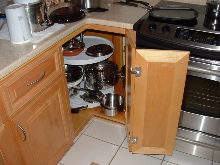 A saroktér funkcionális kitöltése egy kis konyhában