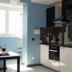 Αψίδα που χωρίζει την κουζίνα με μπαλκόνι με μπλε χρώμα