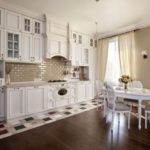 Fransız motifli beyaz mutfak mobilyaları