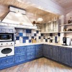 Balti zila virtuve lauku mājas virtuvē