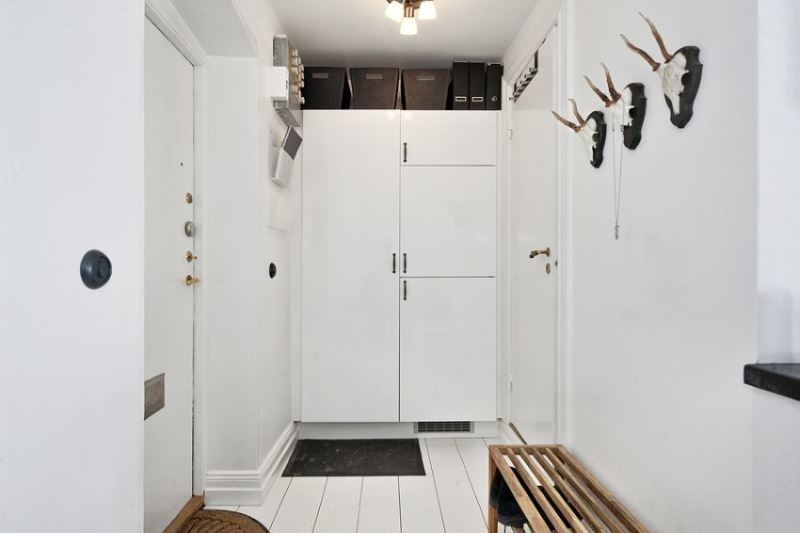 Uși interioare albe în proiectarea unui coridor mic