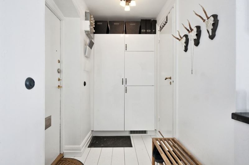 White interior doors in the design of a small corridor