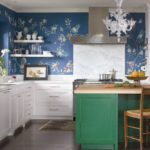 Mutfak dolaplarının beyaz rengi, adanın tabanının yeşilimsi tonu - duvar kağıdının çiçek baskısına yansıyan