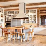 Bucătărie mare albă cu grinzi din lemn