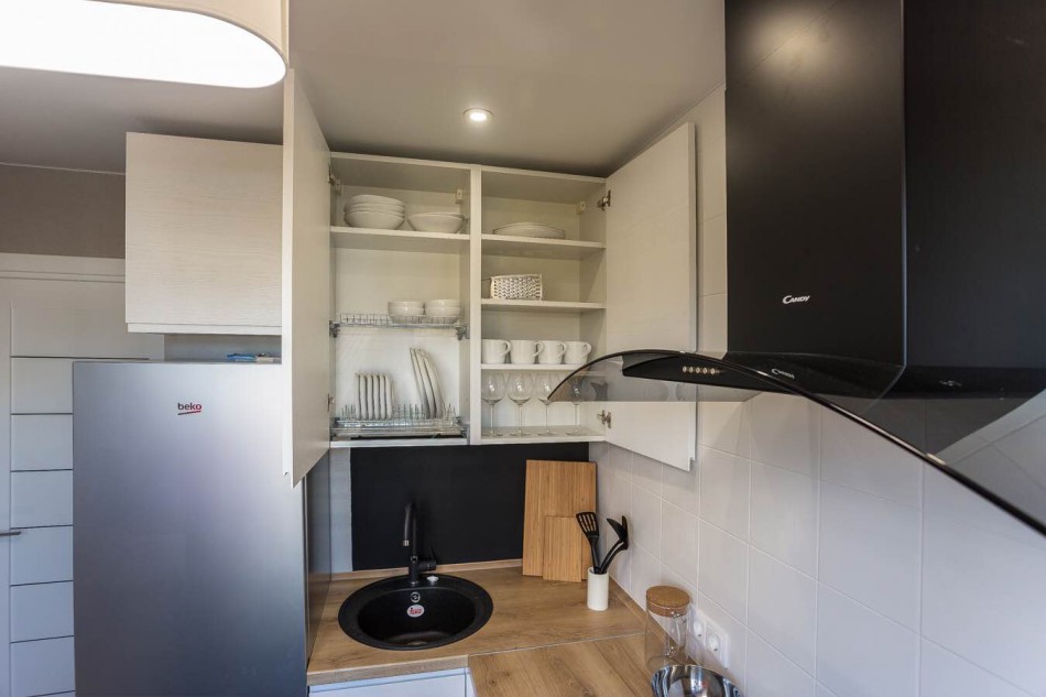 Peralatan dapur minimalis di kabinet dapur terbuka