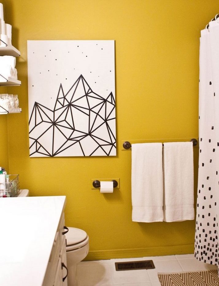 Doe-het-zelf abstract schilderij aan een badkamermuur