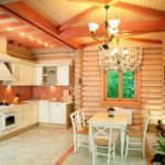 Cozinha de madeira com piso de cerâmica