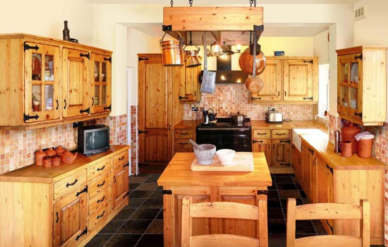 Unit dapur diperbuat daripada kayu
