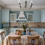 Koka mēbeles virtuvei ar zilu krāsu