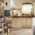 Provence tarzında rahat bir mutfakta ahşap mobilyalar