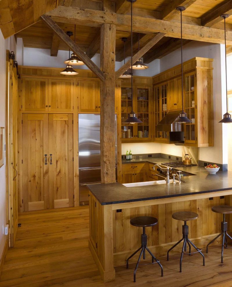 Fából készült oszlop egy vidéki ház konyhájában