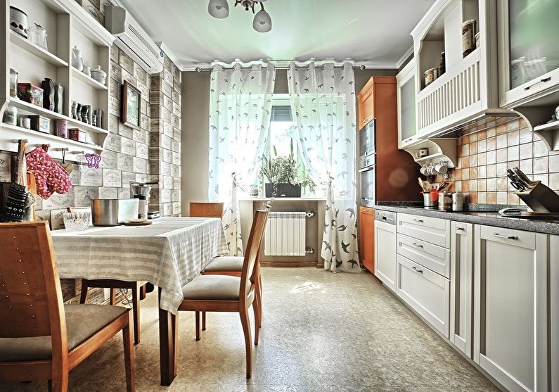 Fa székek a rusztikus házban a konyhában