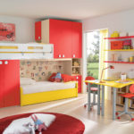 Kombinace žluté a červené v místnosti dívky