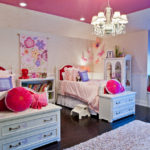 Vaaleanpunainen tyttöjen huone