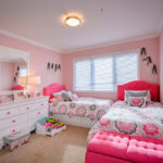 Rózsaszín bútorok tizenéves lányok szobájában