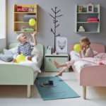 Design de quarto minimalista para duas crianças.
