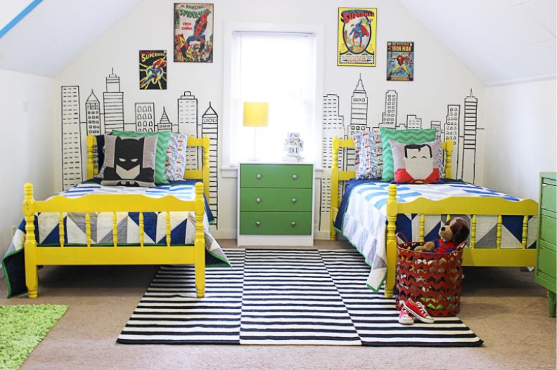 Žluté dětské postele a pruhovaný koberec