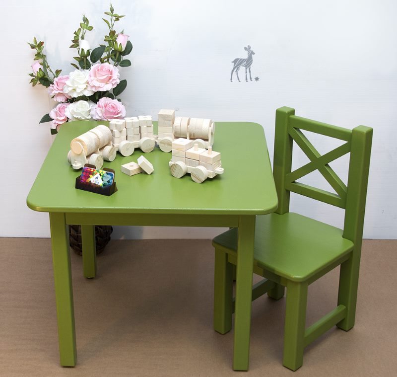 Barns grønne møbler til kjøkkenet