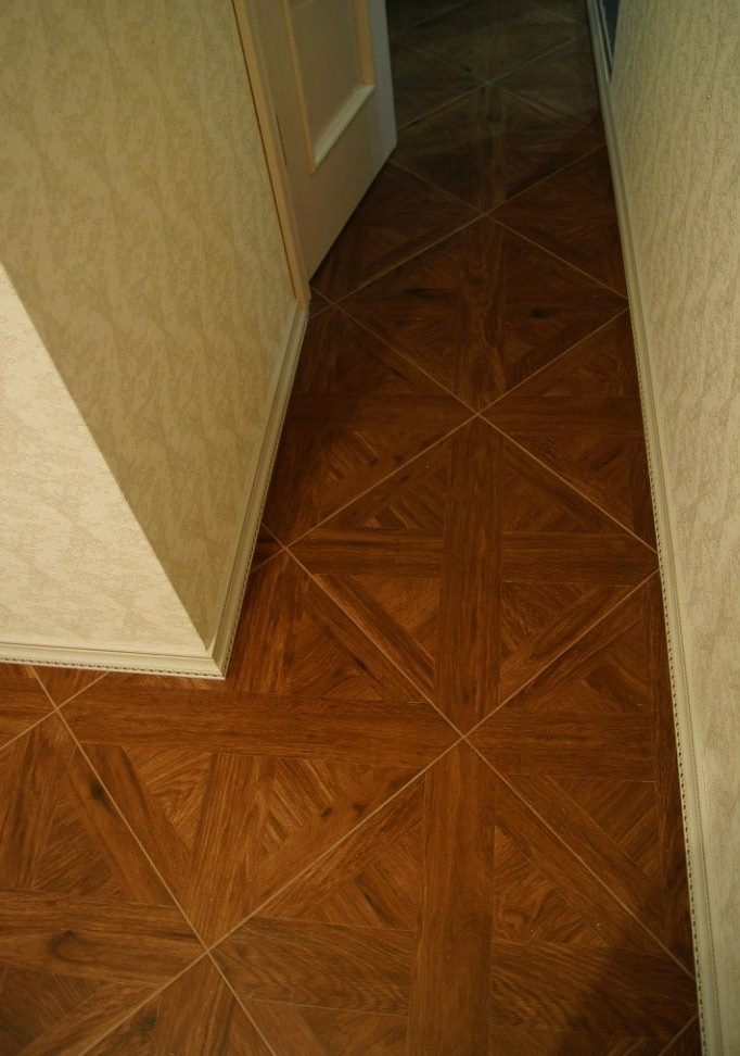 Linoleum cu un model diagonal pe podeaua holului