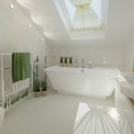 Özel bir evin tavan arasında beyaz bir banyo tasarımı