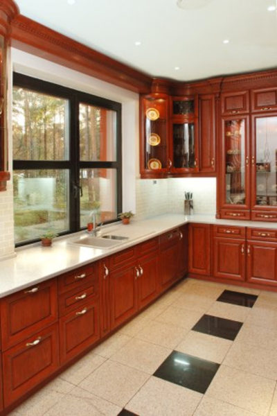 Kjøkkendesign med vindu uten gardiner
