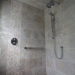 Conception de salle de bain avec carrelage imitation pierre