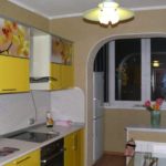 Extra utrymme för kylskåp i köket med balkong