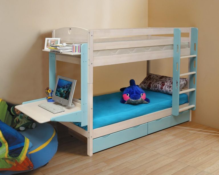 Kinderbett in zwei Etagen mit Klapptisch