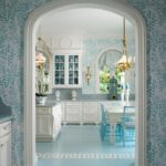 Beyaz ve mavi tonlardaki bu mutfak-yemek odası, bahar havasının ve hafifliğinin bir örneği haline gelmiştir.