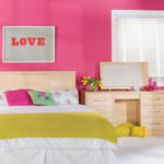 Perete roz în dormitorul fetelor